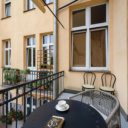 Vintage Z Dwiema Sypialniami W Poblizu Centrum Wroclawia By Renters Prestige Wroclaw